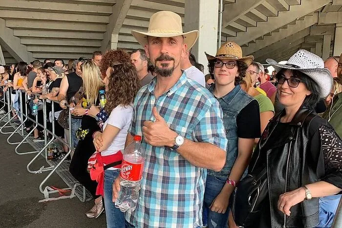 Diese italienischen Fans waren seit 9.30 Uhr da: “11 hätte auch gereicht, aber wir sind jetzt Erste in der Schlange, also passt das!”