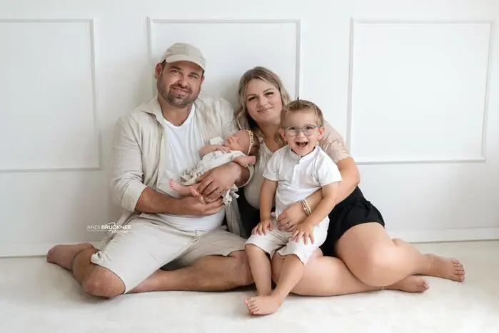 Mit 3.075 Gramm und 49 Zentimetern ist Emilia am 22. Juli in ihr neues Leben gestartet und hat das Glück von Elena und Oskar Stukitz aus Riedlingsdorf noch größer gemacht. Bruder Oskar Leo zeigt sich begeistert.