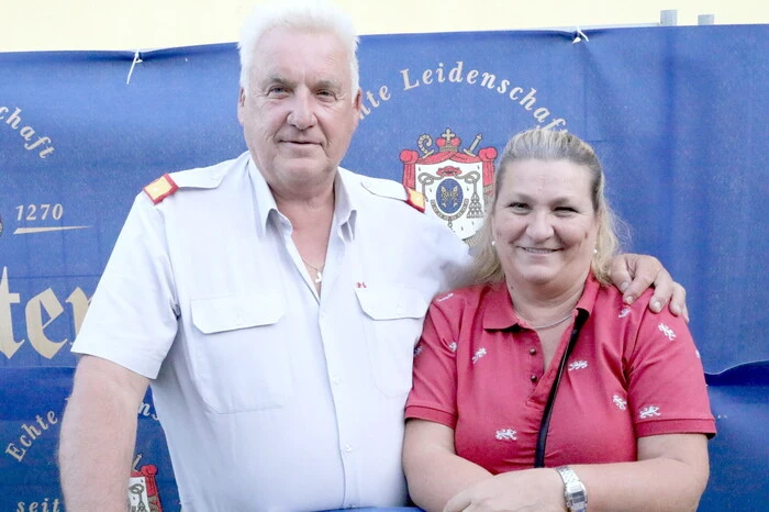 Übrigens: Im Menschengetümmel bei der “25. Super-Power-Night“ unter anderen gesichtet: Bürgermeister Wolfgang Grilz mit Gattin Viktoria (Foto), Bezirksfeuerwehrkommandant Friedl Monai, Alpacem-w&amp;p Zement GmbH-Vertriebsdirektor Peter Ramskogler, Ärztin Sabine Wolkenstein, Amtsleiter Stefan Petrasko sowie die ehemalige Vizebürgermeisterin von Althofen, Ines Hölbling. 