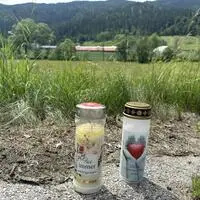 Kerzen brennen an der Unfallstelle im Gemeindegebiet von Gurk  