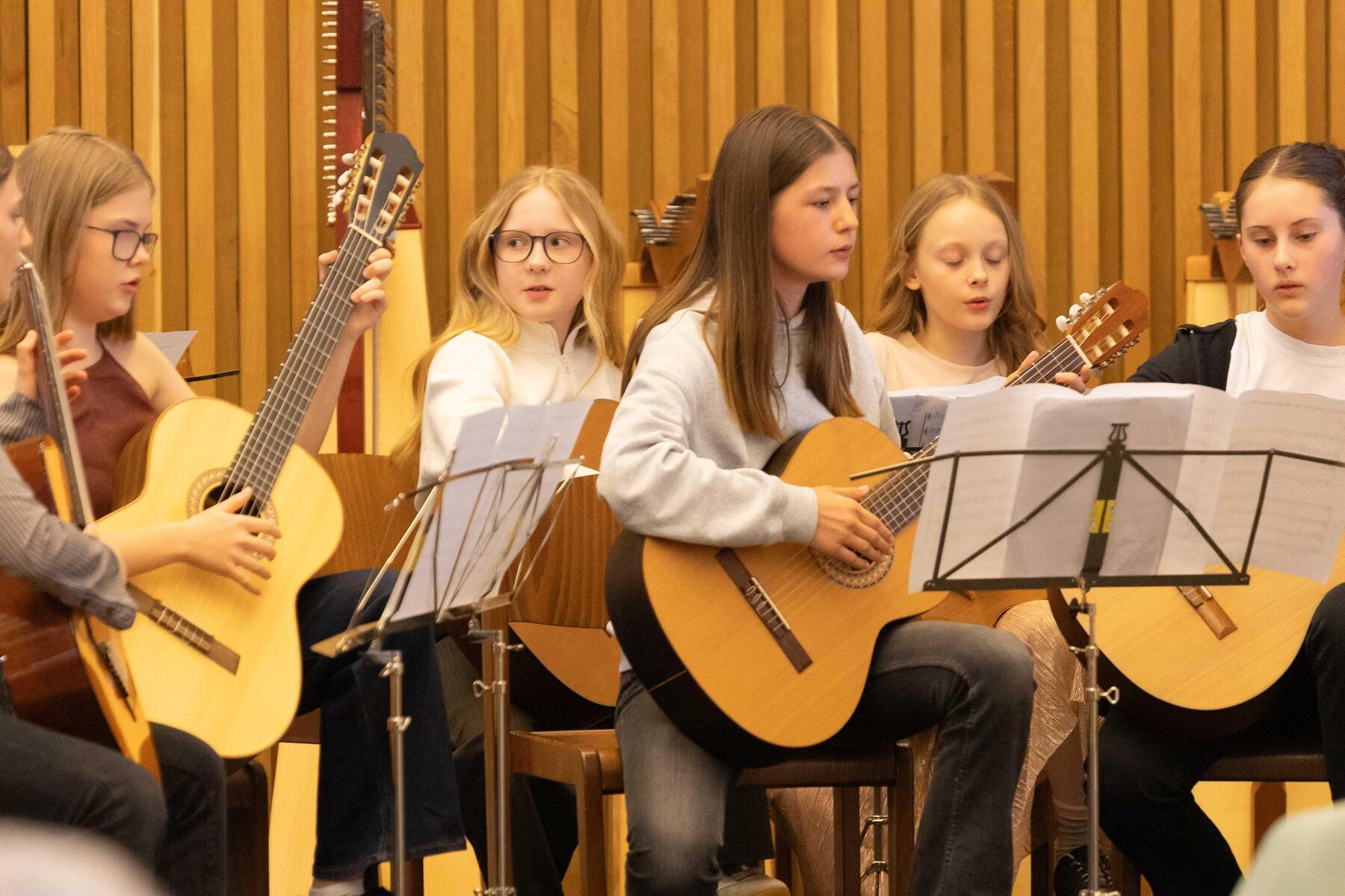 Schloss Hartberg: Musikschule begeisterte mit Gitarren-Harfenkonzert