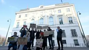 Klimaaktivisten protestierten vor dem Kanzleramt in Wien