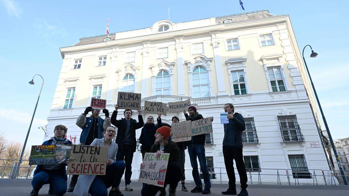 Klimaaktivisten protestierten vor dem Kanzleramt in Wien