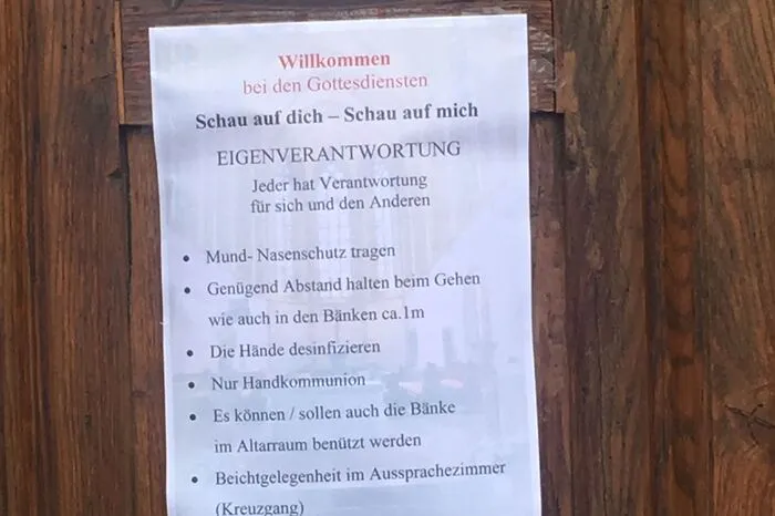 An der Kirchtür angeschlagen finden sich die neuen Regeln, die nun beim Besuch jeder Messe eingehalten werden müssen.