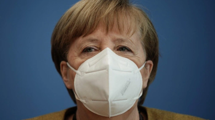 Erneut sehr deutliche Worte soll die deutsche Bundeskanzlerin Angela Merkel in einer internen Videokonferenz geäußert haben. „Uns ist das Ding entglitten. Wir müssen noch strenger werden, sonst sind wir in 14 Tagen wieder da, wo wir waren.“ In der vergangenen Woche hatte Merkel gemeinsam mit den Ländern wegen möglicher Folgen einer Verbreitung der Mutation mit höherem Ansteckungspotenzial beschlossen, den bis Ende Jänner vorgesehenen Lockdown bis zum 14. Februar zu verlängern. Öffnungen der Geschäfte und Restaurants Mitte Februar sind laut Merkel jedoch „nicht gesichert“. Und das, obwohl im Vergleich zu anderen Ländern die Sieben-Tage-Inzidenz mit 107,6 niedrig scheint. Ihr bisheriger Höchststand war am 22. Dezember mit 197,6 erreicht worden, sie sinkt seither. Länder wie Spanien liegen derzeit bei einer Inzidenz von über 500, Österreich bei 116.