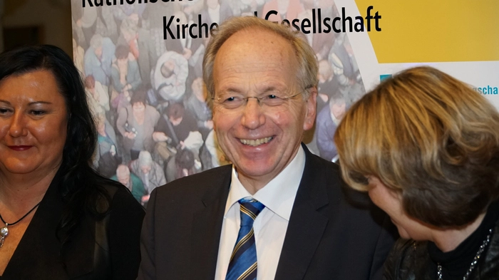Ein sichtlich gut gelaunter Rudolf Taschler genießt die Atmosphäre seiner gut besuchten Veranstaltung