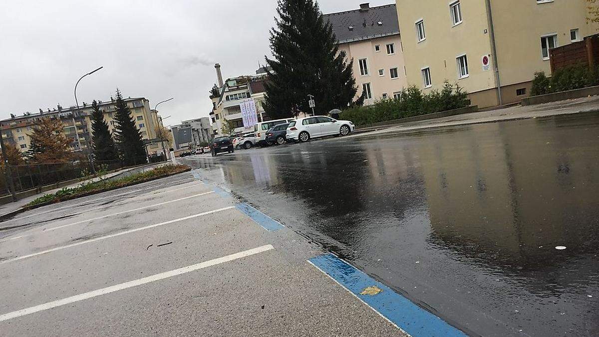 Die „Blaue Zone“ in der Krassnigstraße ist nun leer