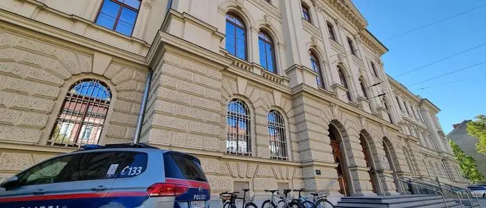 Gerichtsgebäude mit Polizeiauto