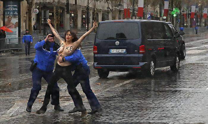 Eine Femen-Aktivistin wurde abgeführt