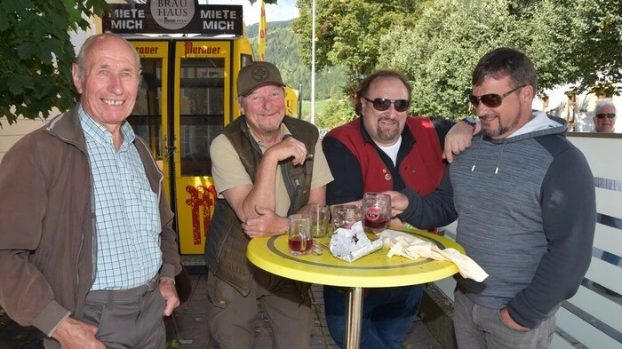 Mitte September verwandelte sich der Raffaltplatz in Murau zum Ort für ein Oktoberfest, zu dem Fritz Wassermann, Pächter vom Brauhaus zu Murau, eingeladen hat. Wassermann (Zweiter von rechts) veranstaltete schon in der Vergangenheit Oktoberfeste. "Ich habe mir gedacht, wieder ein kleines Fest am Raffaltplatz zu machen, damit in Murau ein bisserl was los ist", sagte er.