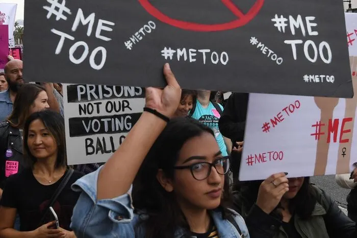 Unter den vielen Demonstranten war auch die Schauspielerin Frances Fisher und die afroamerikanische Aktivistin Tarana Burke, deren "#MeToo"-Slogan ("Ich auch") von der US-Schauspielerin Alyssa Milano aufgegriffen und verbreitet worden war.