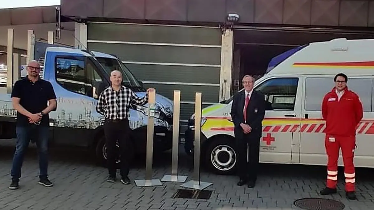 Die Firma Höfer & Karpf übergab drei Hygiene-Tower an das Rote Kreuz 