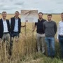 Bei der Vorstellung des Projekts: Alexander Rieper, Inhaber des gleichnamigen Familienunternehmens (links), setzt zusammen mit Verantwortlichen der Firma Loacker und Landwirten der Region auf nachhaltigen Weizenanbau