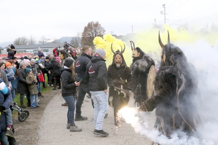 Hunderte Besucher hatten sich Richtung Sportplatz aufgemacht, um beim Umzug der Perchtenguppe Liebenfels dabei zu sein.  