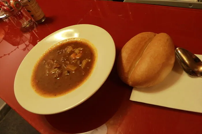 Unter anderem gab es neben selbst gebackenen Kuchen auch frische Gulaschsuppe, die die Veranstalter selbst zubereiteten.