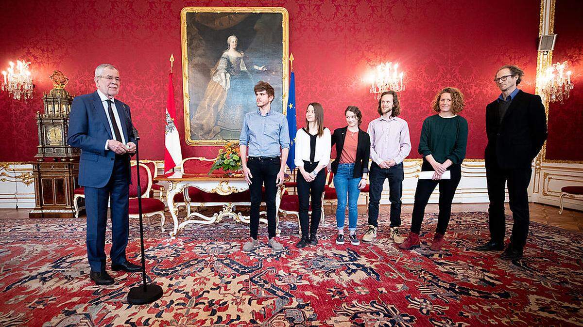 Bundespräsident Alexander Van der Bellen (links) mit Organisatoren der Fridays for Future-Demos in der Hofburg