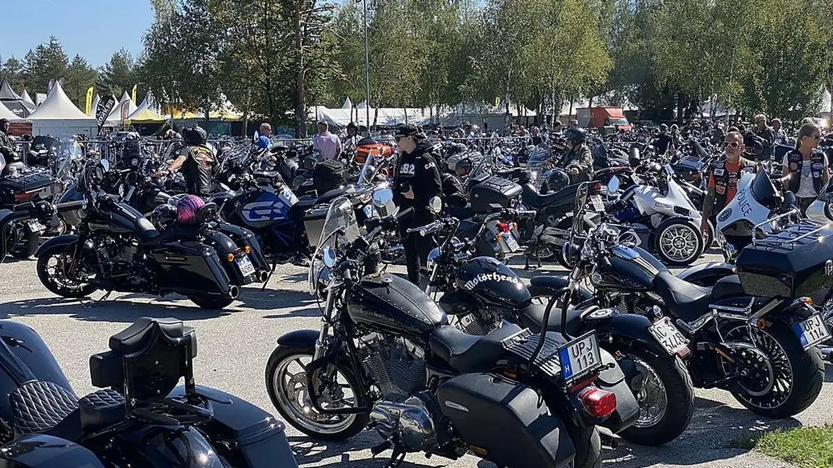 Am Parkplatz von Camping Arneitz stehen tausende Motorräder. Ihre Besitzer grasen die Marktstände ab
