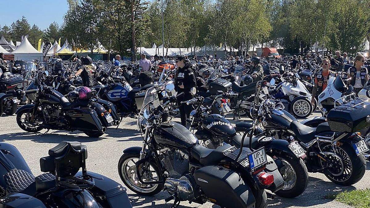 Am Parkplatz von Camping Arneitz stehen tausende Motorräder. Ihre Besitzer grasen die Marktstände ab