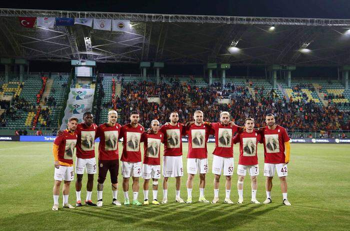 Das Team von Galatasaray trug vor dem Spiel Shirts mit dem Bild von Mustafa Kemal Atatürk