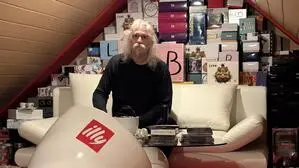 Reinhard Walenta in seinem „Tassen-Universum“ – bis unters Dach reicht die Sammelleidenschaft