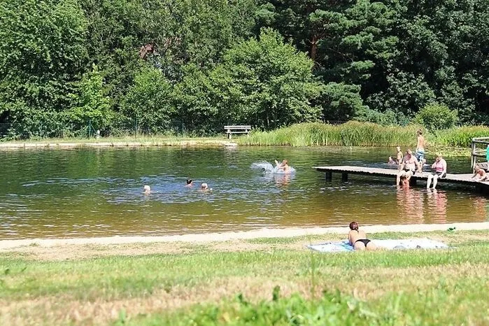Der 10.000 Quadratmeter große Naturbadeteich beim Hotel Restaurant Gruber in Pöllau lädt alle Wasserratten ein. Ein Beachvolleyballplatz ist ebenfalls vorhanden.