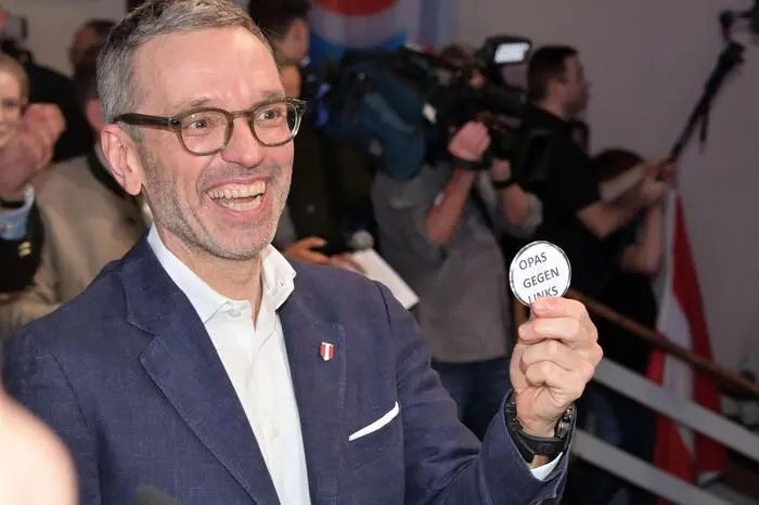 „‚Nazis keulen‘: Böhmermann ruft zur Tötung von FPÖ-Politikern auf.“ – Parteichef Herbert Kickl bezieht die Wortwahl des deutschen Comedian auf die Freiheitlichen.
