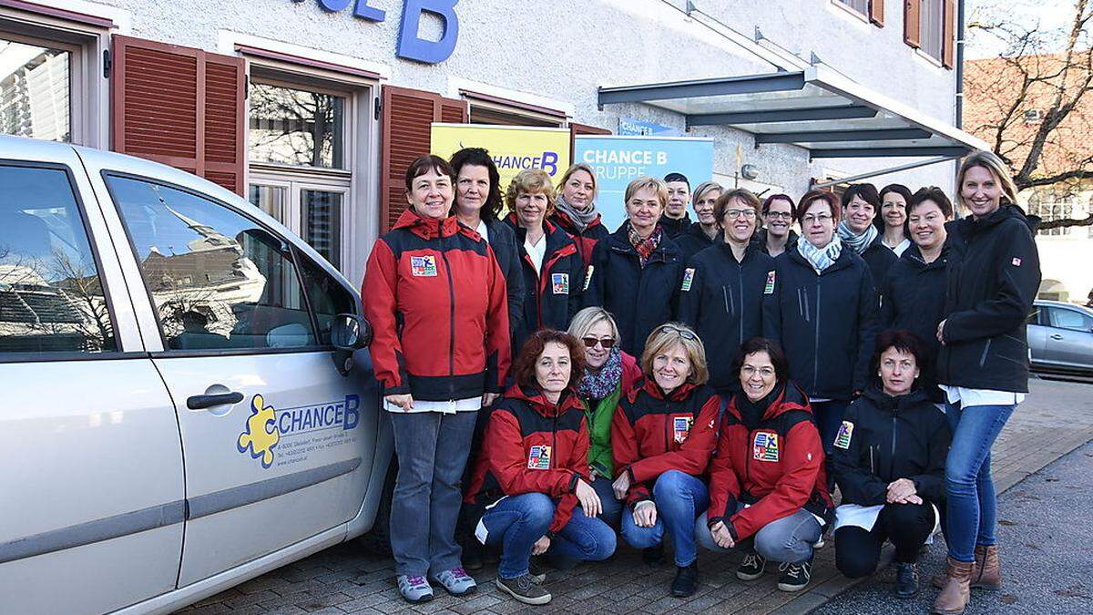 Das neue, vergrößerte Team der hauskrankenpflege der Chance B freut sich auf seine Einsätze in der Region. Ganz rechts Leiterin Maria Krachler