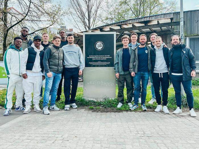 Die Gründungsgedenktafel im Augarten  