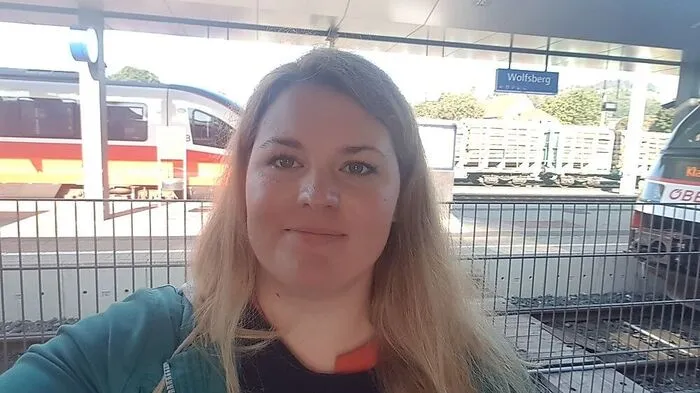 Daniela Grössing: "Um zu meiner Arbeitsstätte, dem Kleine-Büro in Wolfsberg, zu gelangen, pendle ich mit dem Auto eine Dreiviertelstunde vom Westen Klagenfurts ins Stadtzentrum von Wolfsberg. Lang genug, aber es geht noch länger: Wenn ich mit dem Zug fahre, benötige ich eine Stunde und 37 Minuten. Um 7.51 Uhr fährt mein Zug am Bahnhof Klagenfurt West ab, ich steige am Hauptbahnhof um und verlasse um 9.26 Uhr den Bahnhof Wolfsberg. Hin und Retour brauche ich drei Stunden. Zwar pendeln wenige Klagenfurter nach Wolfsberg, aber dafür etliche Lavanttaler nach Klagenfurt. Dass es nicht möglich ist, einen schnellen Zug für Pendler, der nicht in jedem Dorf stehen bleibt, anzubieten, ist ein absolutes Versäumnis vonseiten der Politik und der ÖBB. Der einzige Vorteil zum Auto: Ich kann Zeitung lesen, frühstücken und E-Mails beantworten."