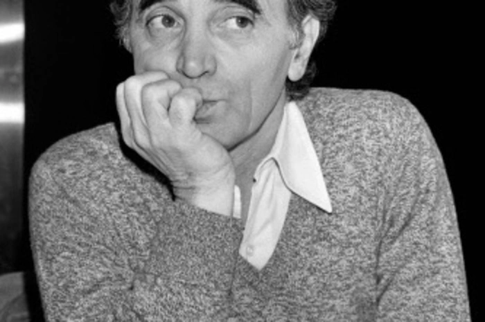 In seiner mehr als 70-jährigen Karriere hat Aznavour über 1.300 Chansons komponiert, mehr als 180 Millionen Platten weltweit verkauft und in mehr als 60 Filmen mitgewirkt.