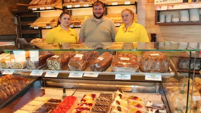Juniorchef Benjamin Ertl (M) mit zwei seiner über 45 Mitarbeiterinnen und Mitarbeiter. Die Bäckerei betreibt Filialen in Feldbach, Gniebing, Studenzen, Bad Gleichenberg und Merkendorf.