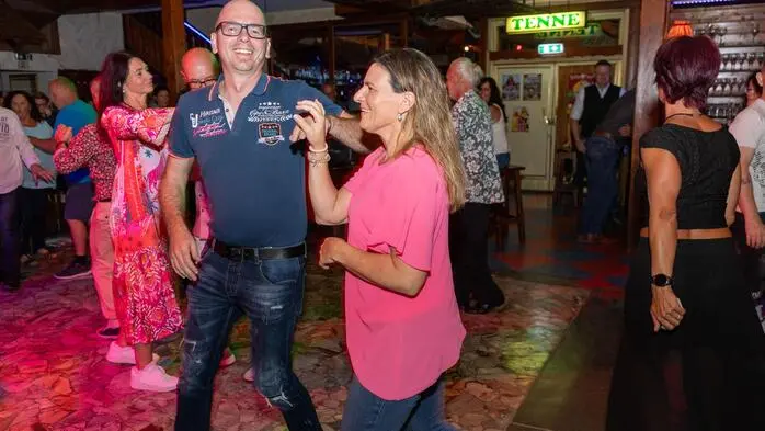 Am Freitag ging in der Tenne in Krumpendorf die „Blue Jeans“-Party über die Bühne. Mit dabei: Daniela Alfinito, die mit ihrem Lied „Dann zieh ich meine Blue Jeans an“ vor rund acht Jahren einen Hit gelandet hat. Die Tochter von Bernd Ulrich und Nichte von Karl-Heinz Ulrich, die gemeinsam als „Die Amigos“ seit Jahrzehnten erfolgreich in der Schlagerszene unterwegs sind, ist Stammgast in der Tenne am Wörthersee