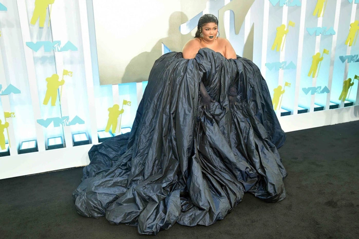 Auch R'n'B-Sängerin Lizzo kam in einem üppigen Kleid am Roten Teppich an