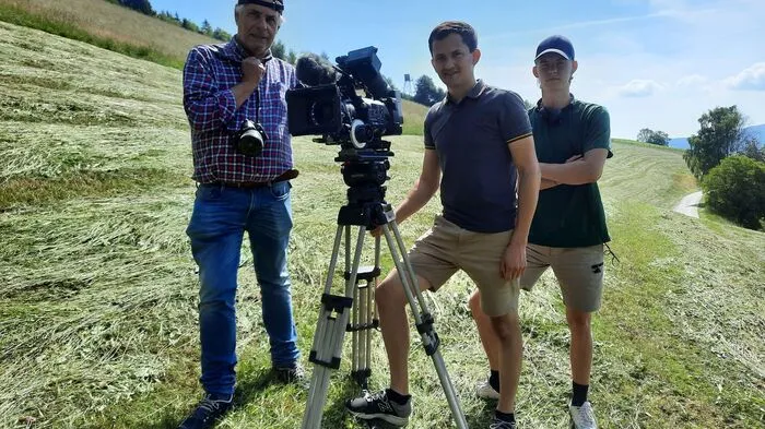 Regisseur Alfred Ninaus, Kameramann Manuel Mellacher und der angehende Regisseur Julian Schalk, der für Ton und Kamera zuständig ist, filmten am Bauernhof der Familie Karelly in Fischbach.