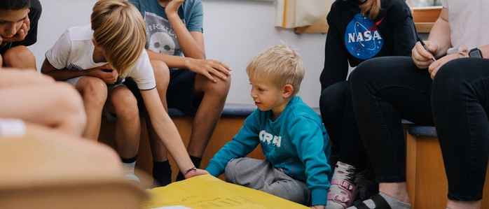 Kinder beim Spielen | Gemeinsames Spielen statt Betreuungssorgen: Lösungen für Familien im Oberland