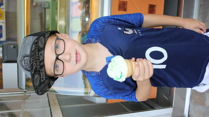 Der Junge ließ sich das Eis schmecken.