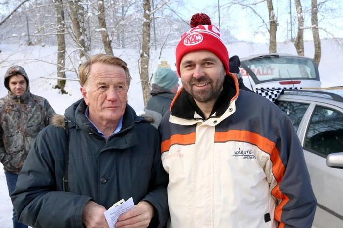 „Bei der Schneerallye sind nur Fahrzeuge bis zum Baujahr 1989 zugelassen“, sagte der Präsident des KMVC, Gerhard Setschnagg (am Foto links mit Bürgermeister Dietmar Rauter).