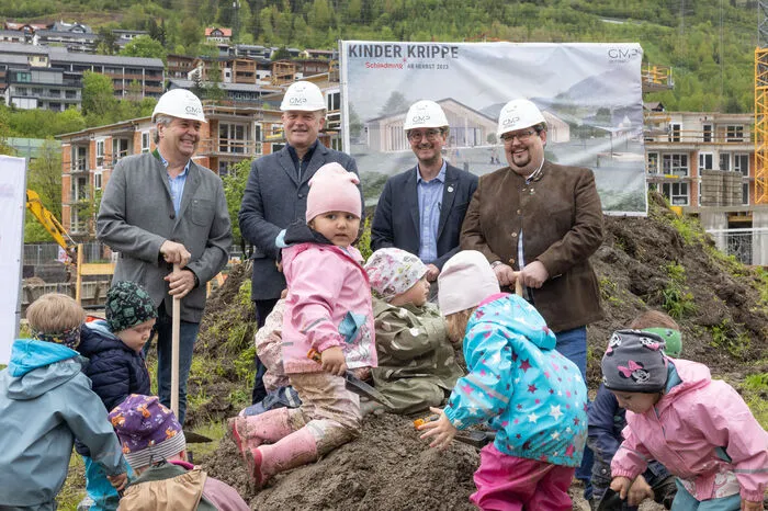 Alfred Trinker (Finanzreferent), Hermann Trinker, (Bürgermeister), Franz Schaffer (2. Vizebürgermeister) und Roland Hafner (Gemeinderat) (v.l.) mit den örtlichen Kindergartenkindern