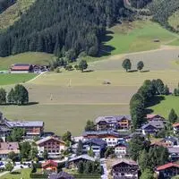 Über diese Wiese ging die Lawine 2019 ab, im oberen Bereich soll der Lawinendamm nun errichtet werden