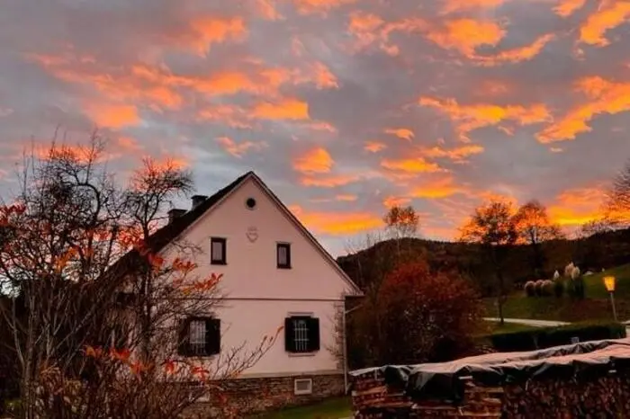 In Neurath bei Stainz zeigte sich kürzlich dieser schöne Sonnenuntergang.