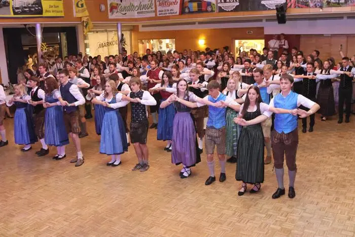 Ein besonderes Highlight des Abends war die eindrucksvolle Polonaise, bei der 28 Tanzpaare ihr Können unter Beweis stellten. Auch die mit Spannung erwartete Mitternachtseinlage sorgte für Begeisterung und brachte zusätzliche Abwechslung in die Ballnacht. 