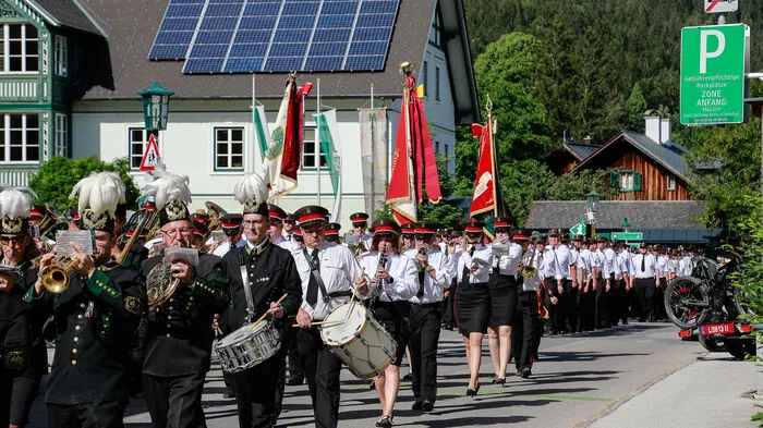 Aufmarsch und großer Bahnhof für Musik und Feuerwehr in Altaussee