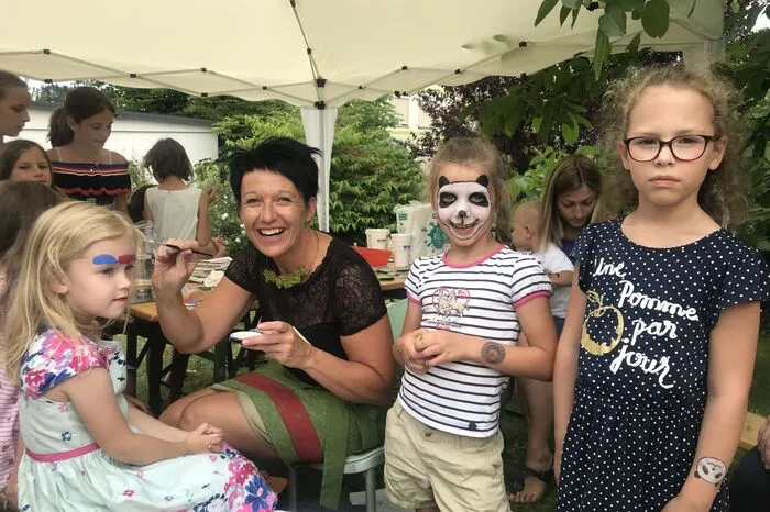 Die kleinen Besucher waren mit der Hupfburg und beim Kinderschminken beschäftigt.