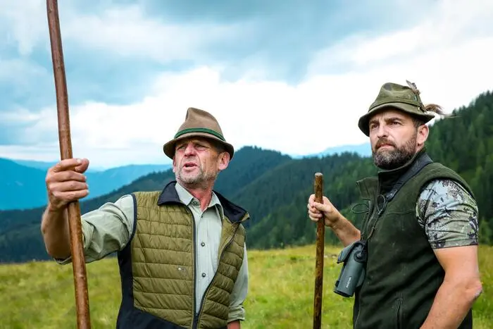 Bezirksjägermeister Hans Trinker und sein Hegemeister Thomas Holzinger im Juli beim Lokalaugenschein am „Tatort“ Gumpeneck.