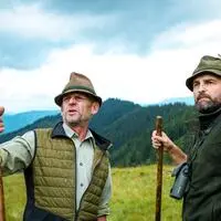 Bezirksjägermeister Hans Trinker und sein Hegemeister Thomas Holzinger beim Lokalaugenschein am „Tatort“ Gumpeneck.