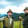 Bezirksjägermeister Hans Trinker und sein Hegemeister Thomas Holzinger beim Lokalaugenschein am „Tatort“ Gumpeneck. Beide haben einen Wanderstock in der Hand und einen Hut auf, Holzinger einen Fernstecher umgehängt
