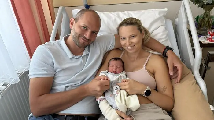 Leben zu dritt | Mit ihrer Ankunft am 23. September bereichert Antonia Hermine das Familienglück von Anna Wernbacher und Christoph Moser. Mit Traummaßen von 3275 Gramm und 47 Zentimetern ist der Start ins Leben perfekt gelungen. Die Familie trifft man beim Spazierengehen in Leoben.