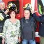 Mit den beiden neuen Feuerwehrhelmen: Kommandant Horst Blaha, Elfriede Flegel, Klaus Pucher und Hauptmaschinist Manuel Schnitzer (von links)