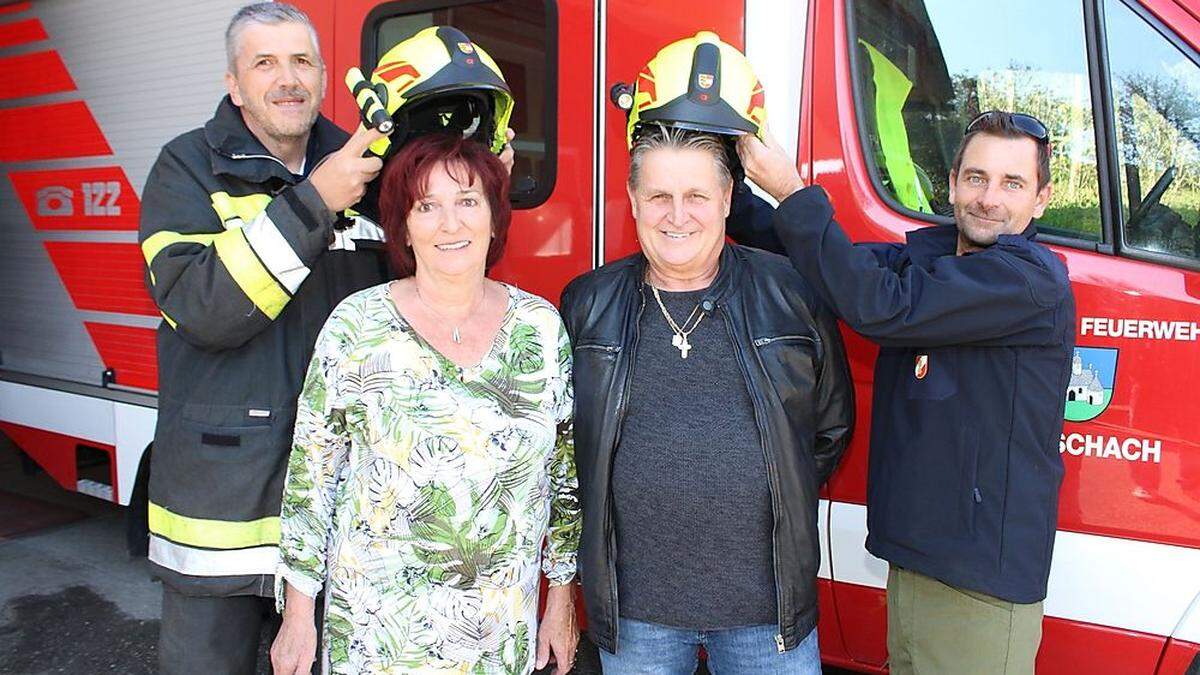 Mit den beiden neuen Feuerwehrhelmen: Kommandant Horst Blaha, Elfriede Flegel, Klaus Pucher und Hauptmaschinist Manuel Schnitzer (von links)