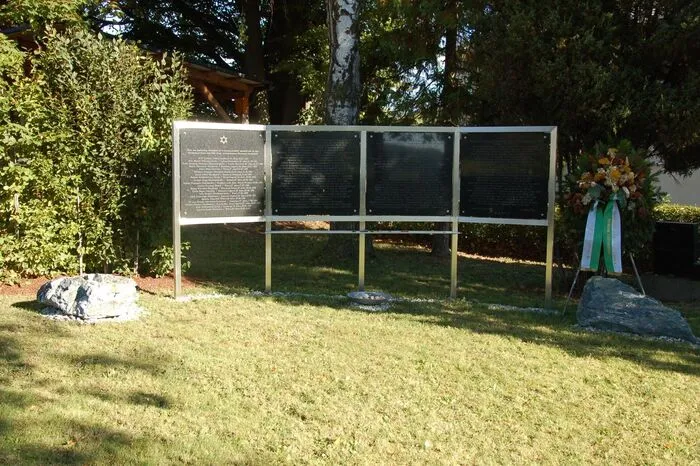 96 Kurgäste jüdischer Konfession fanden auf dem Friedhof ihre letzte Ruhe. Auf vier Granitplatten sind ihre Namen verewigt.